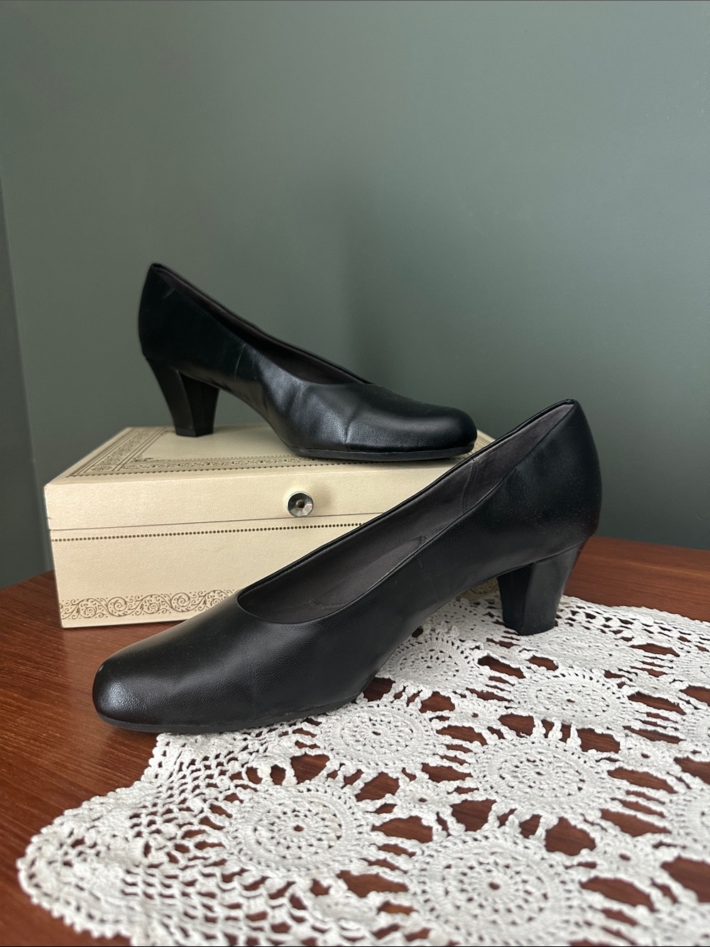 AEROSOLES Black Leather Mid Heel Pumps
